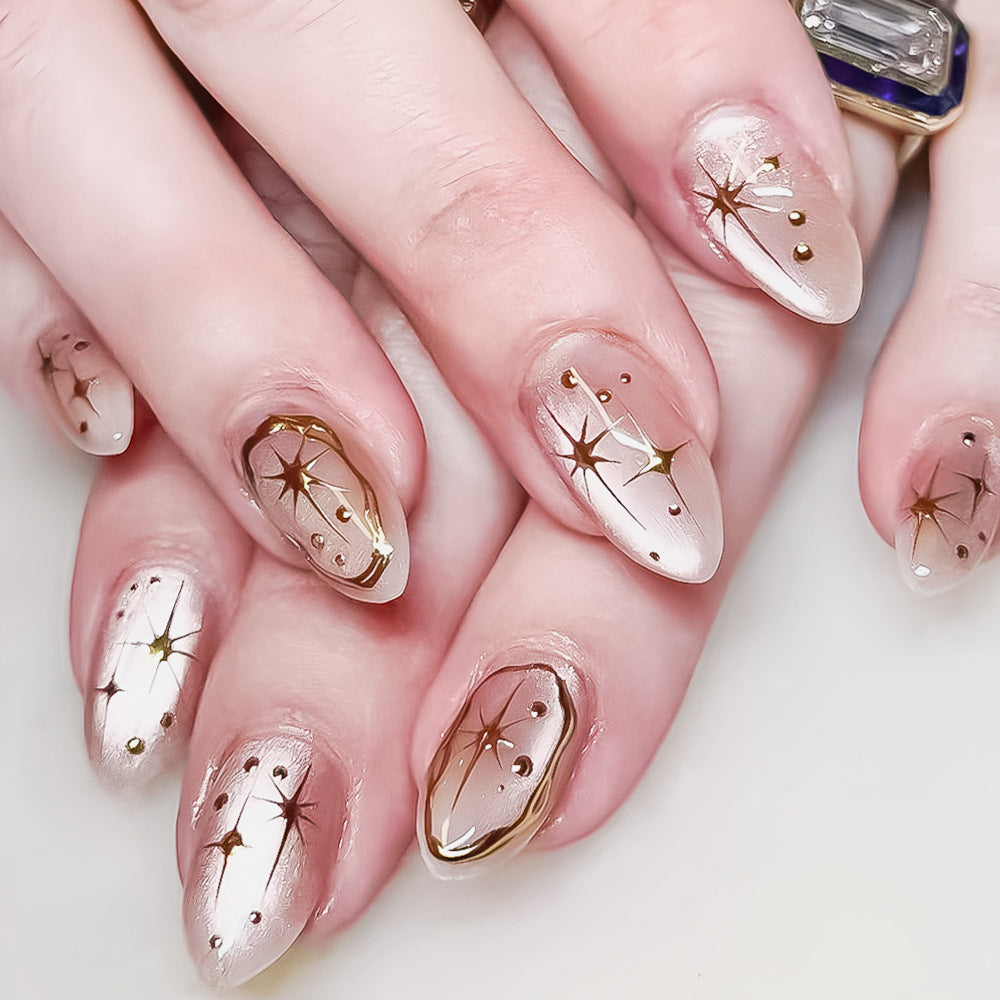 Glamouröse Gel-Nagelkunst mit goldenen Akzenten Karnz