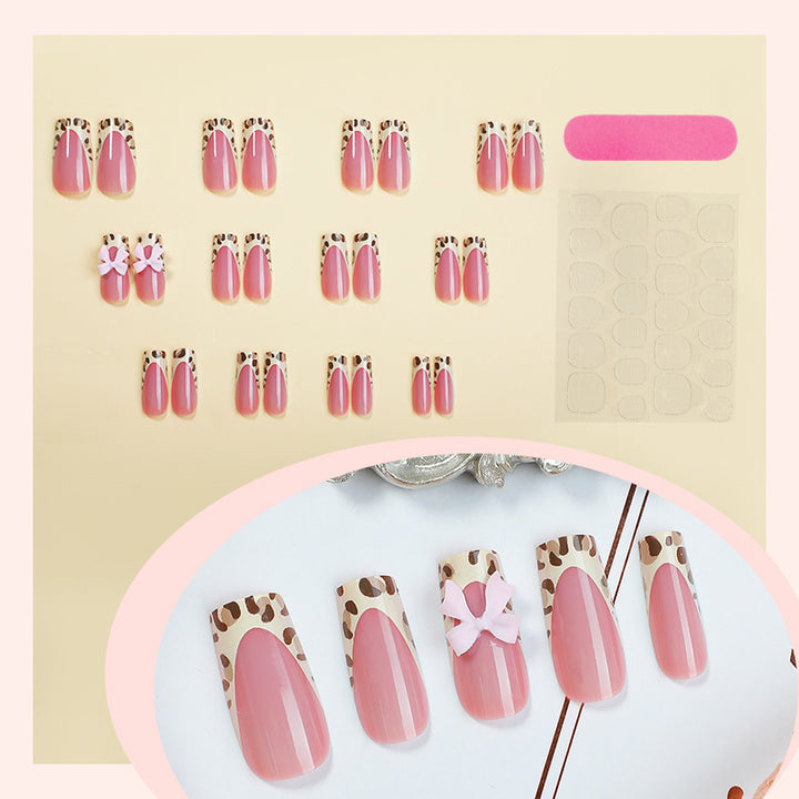 Kunstnagelset mit eleganten Leopardenakzenten und Schleifenverzierungen Karnz