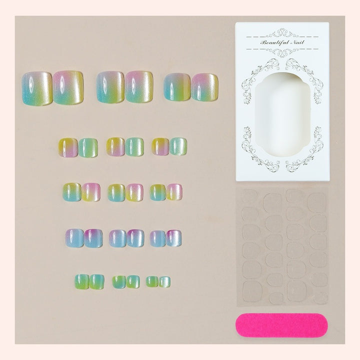 Kunstnagelset mit schimmerndem Farbverlauf und eleganten Designs Karnz
