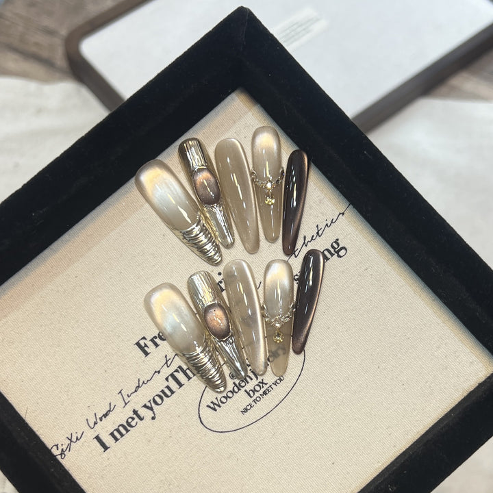 Künstlerisches Press-On-Nageldesign Karnz