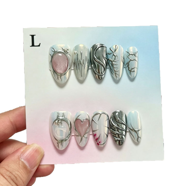 Künstlerisches Press-On Nagelkunst Set mit metallischen Akzenten