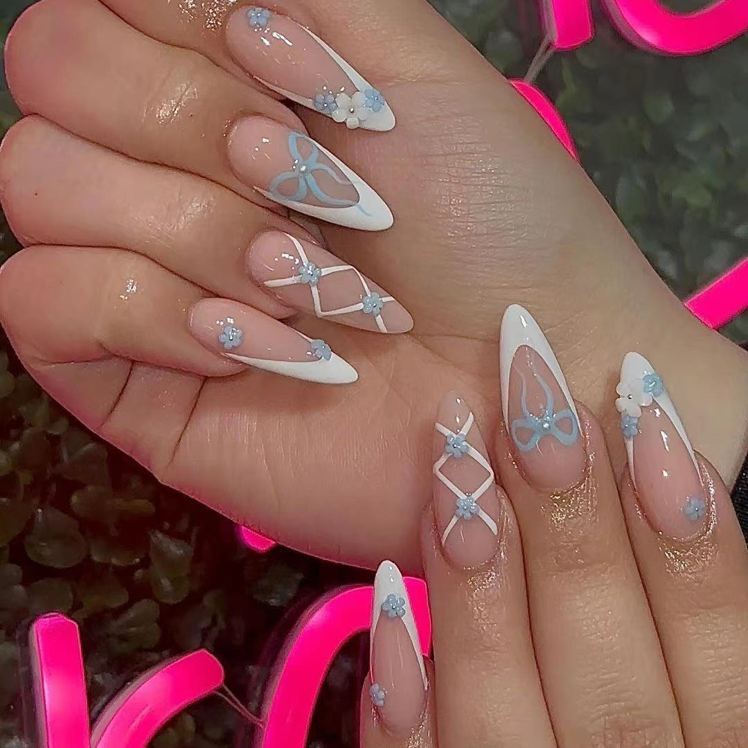 Kunstnagelset mit eleganten 3D-Blüten und glamourösen Akzenten Karnz