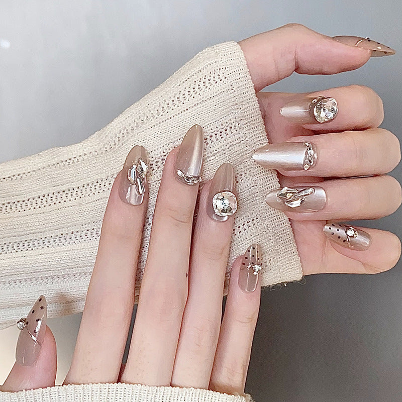 Elegante Press-On-Nagelkunst mit Edelsteinverzierungen Karnz