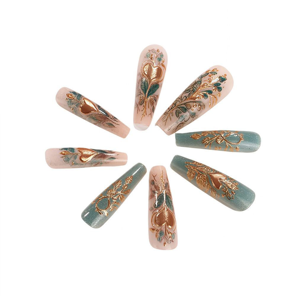 Kunstnägel mit floralen Design-Elementen Karnz