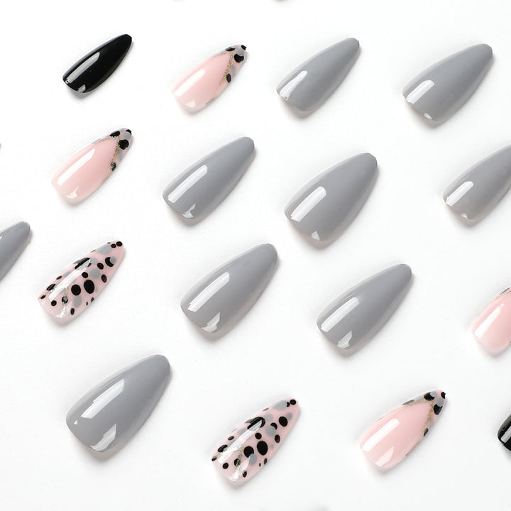 Kunstvolle Stiletto-Nägel mit elegantem Akzent-Design Karnz