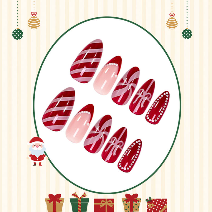 Kunstnagelset mit festlichen Weihnachtsmotiven und glamourösen Verzierungen Karnz