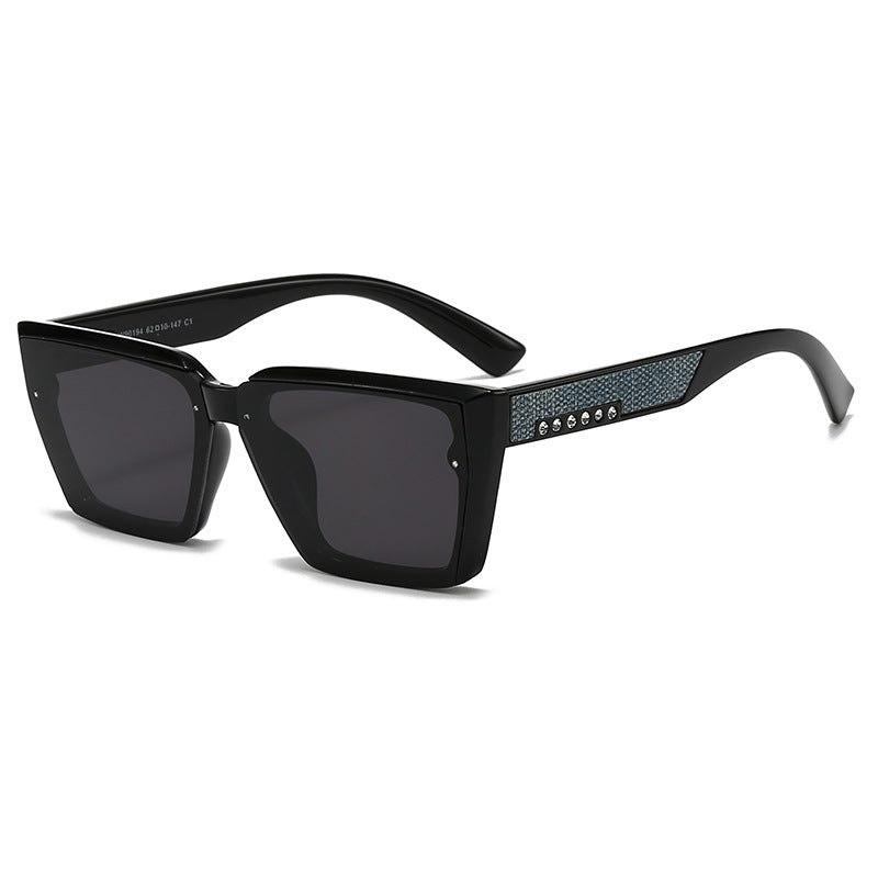 Damen stilvolle Sonnenbrille mit funkelnden Akzenten Karnz