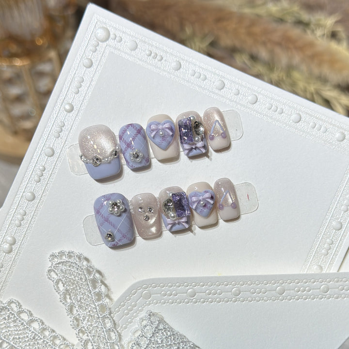 Dekorativer Luxus Druck-Nagelset mit elegantem Bogen und Edelsteinakzenten Karnz