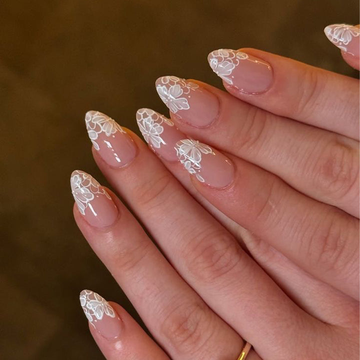 Kunstvolle Stiletto-Nägel mit floralen Verzierungen Karnz
