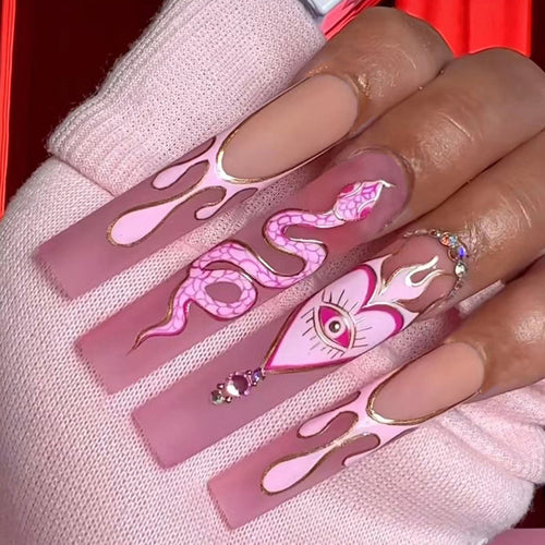 Kunstvolle Nagelverlängerungen mit schlangen- und blumenverzierung Karnz