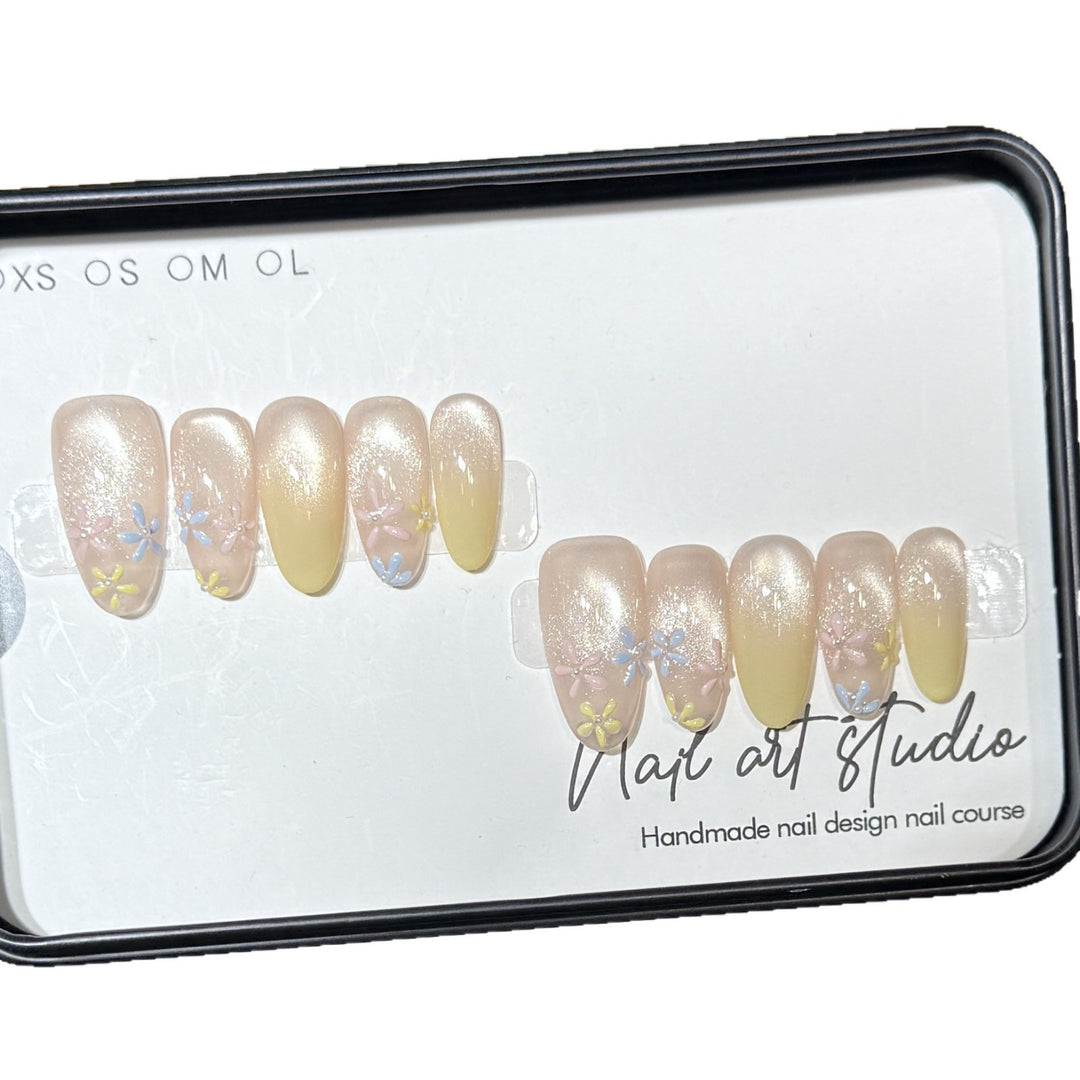 Stilvolles Press-On-Nagelset mit floralem Design Karnz