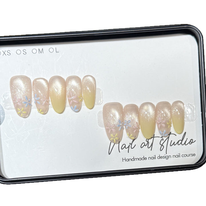 Stilvolles Press-On-Nagelset mit floralem Design Karnz