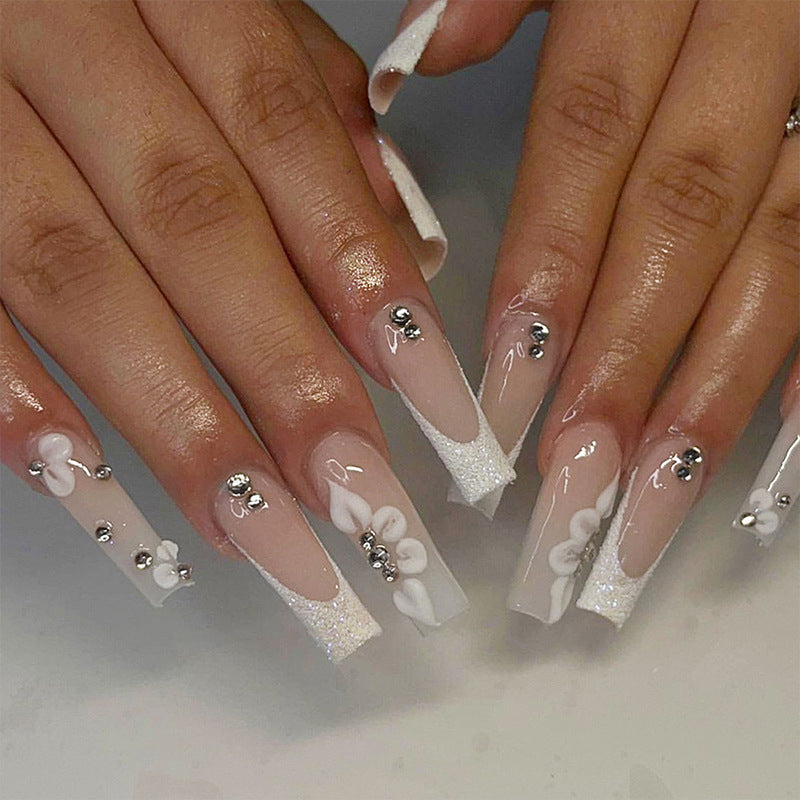 Glamouröse Stiletto Kunstnägel mit floralen Details Karnz