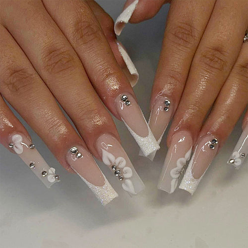 Glamouröse Stiletto Kunstnägel mit floralen Details Karnz