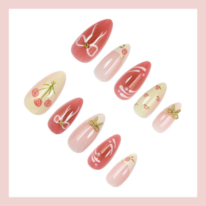 Kunstnagelset mit floralen Akzenten und elegantem Glitzer Karnz