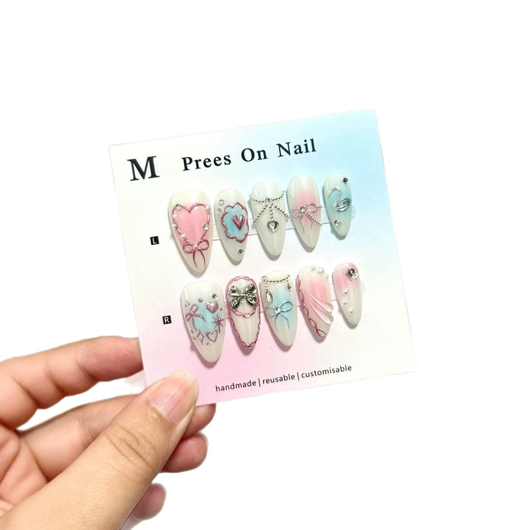 Künstlerisches Press-On Nail Art Set mit Herz- und Schleifenmotiven