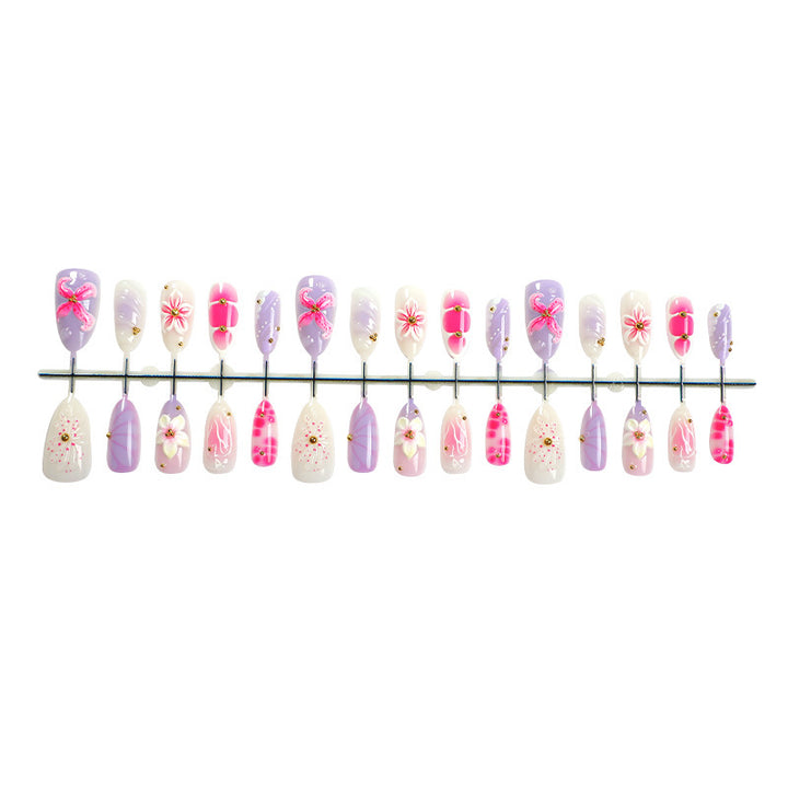 Kreatives Kunstnagelset mit floralen Akzenten und Glitzerverzierungen Karnz