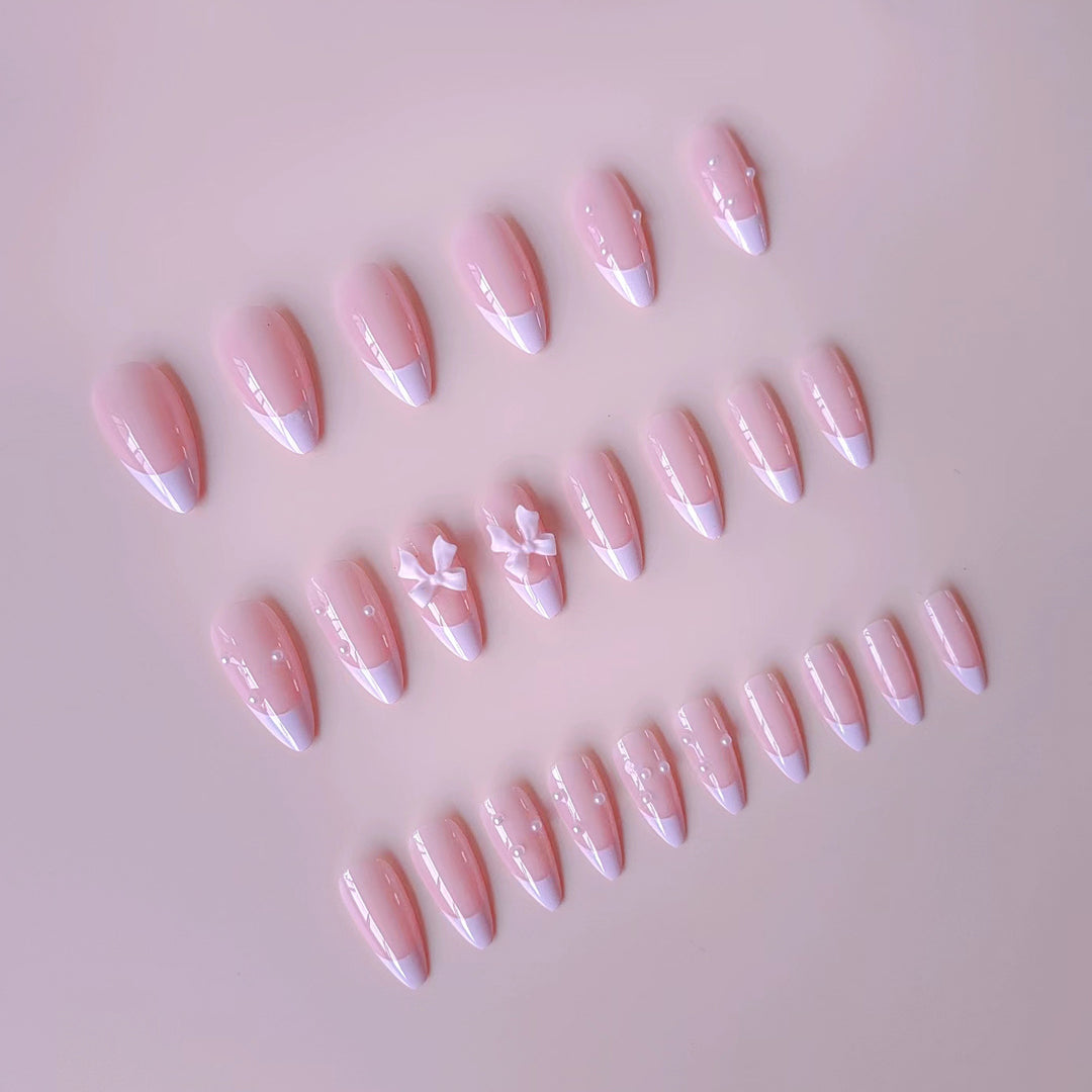 Kunstnagelset mit schimmernden 3D-Schleifen und eleganten Perlenakzenten Karnz