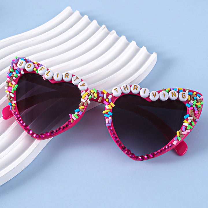 Damen Herzförmige Sonnenbrille mit außergewöhnlichem Dekor Karnz