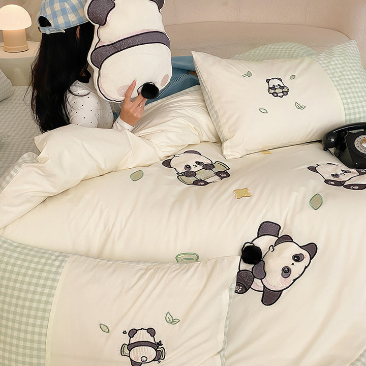 Bettwäsche-Garnitur aus Baumwollsatin mit gestickten Panda-Motiven und Vichykaro-Wendeoption
