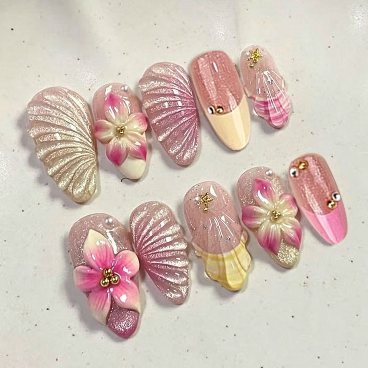 Kunstnagelset mit kunstvollen Blumen- und Muschelmuster Karnz
