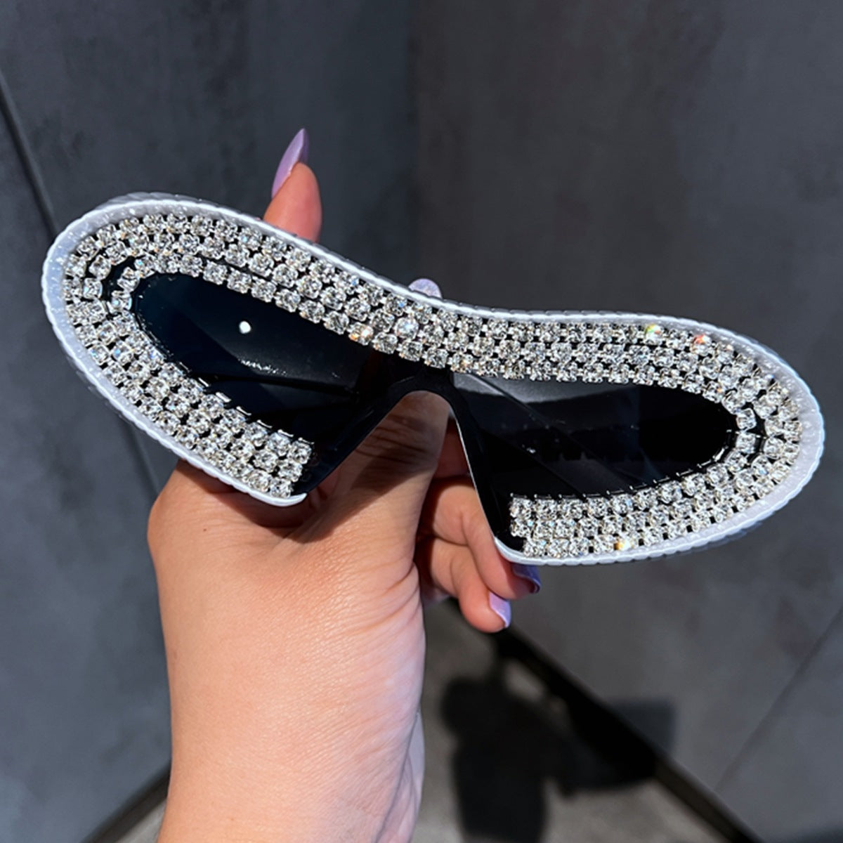 Damen Glamouröse Sonnenbrille mit funkelndem Kristallrahmen Karnz 1780939152