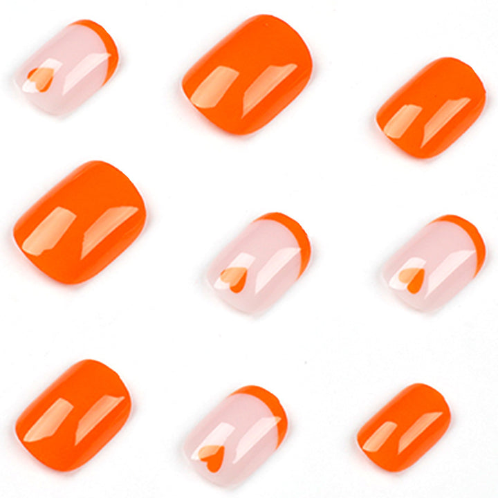 Kreative Nagelkunst mit Herzmotiven und Neonakzenten Karnz