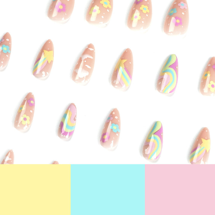 Kunstvolle Nagelkunst mit fröhlichen Motiven und bunten Akzenten Karnz