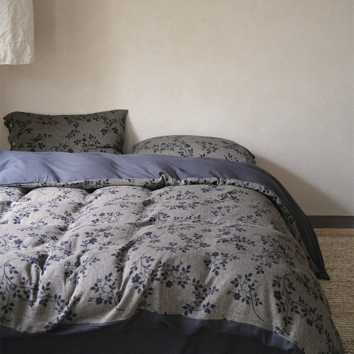 Wendbares Premium-Bettbezug-Set aus Baumwollsatin mit botanischem Allover-Print und kontrastierter Rückseite