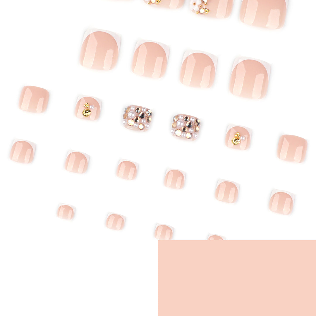 Glamouröse Fußnagelkunst mit luxuriösen Strass- und Blütenmotiven Karnz