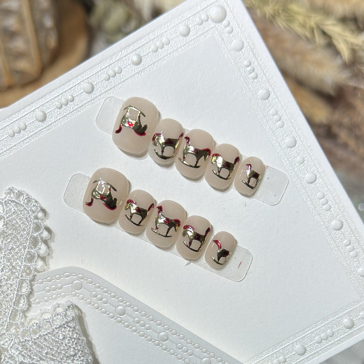 Dekoratives Press-On Nagelkunstset mit goldenen Akzentdesigns Karnz