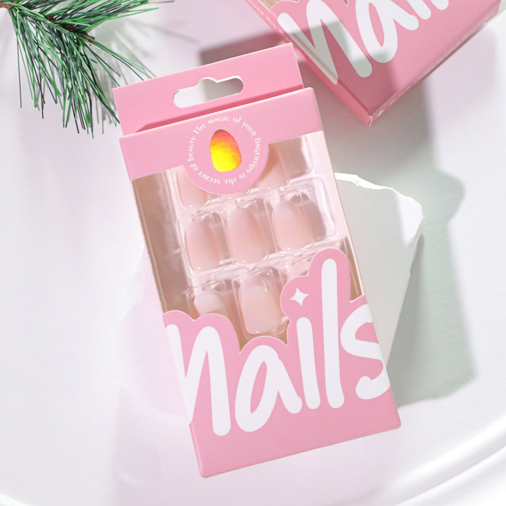 Elegante Gel-Nagelverlängerungen im modernen French-Tip Design Karnz