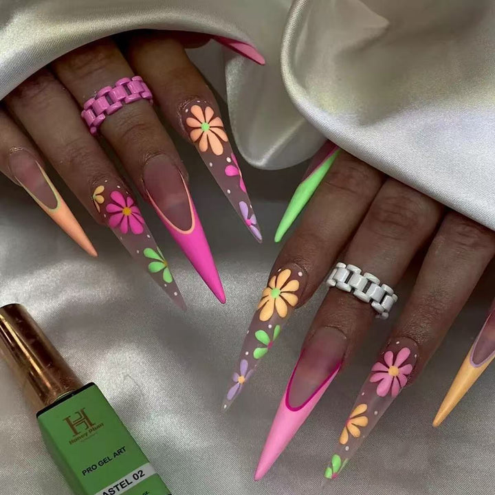 Kunstnagelset mit verspieltem Blumendesign und elegantem Hochglanz-Finish Karnz
