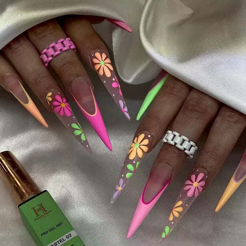 Kunstnagelset mit verspieltem Blumendesign und elegantem Hochglanz-Finish Karnz