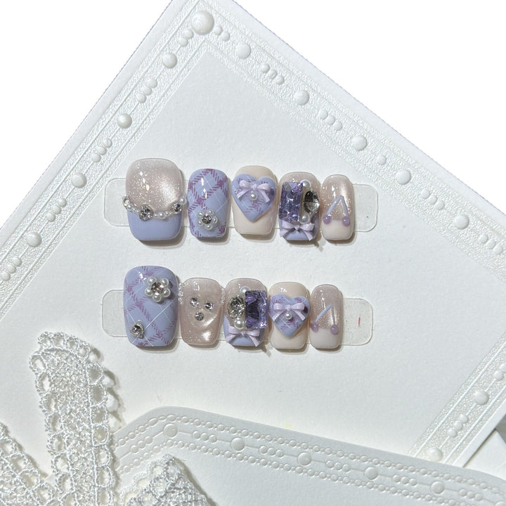 Dekorativer Luxus Druck-Nagelset mit elegantem Bogen und Edelsteinakzenten Karnz
