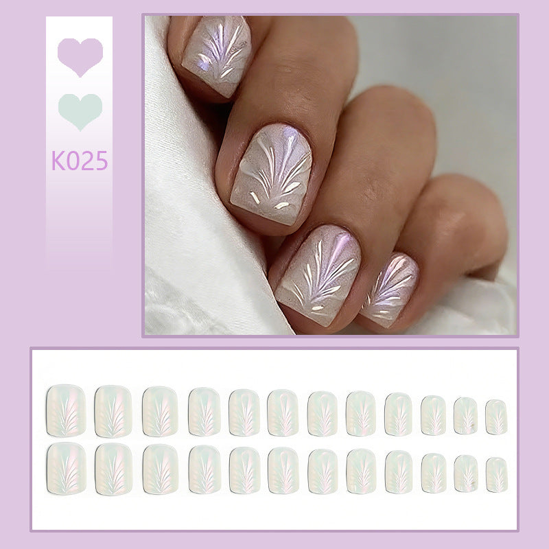 Luxuriöse Nagelkunst mit schimmerndem Design Karnz