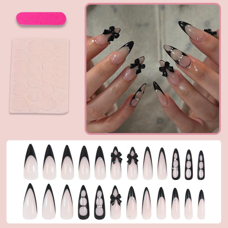 Kunstnagelset mit schimmernden Akzenten und eleganten Schleifen Karnz