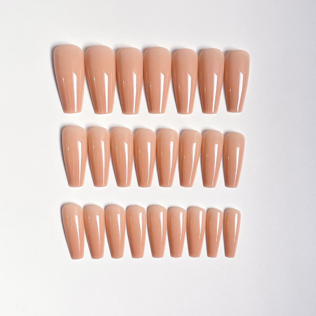 Elegante glänzende Nagelerweiterungen Karnz