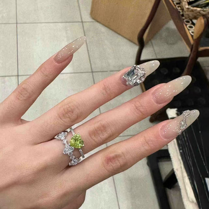 Elegante Stiletto-Nagelverlängerungen mit Strassakzenten Karnz