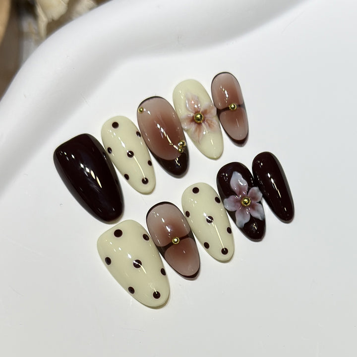 Elegantes Floral Stiletto Nagelkunst Set Karnz