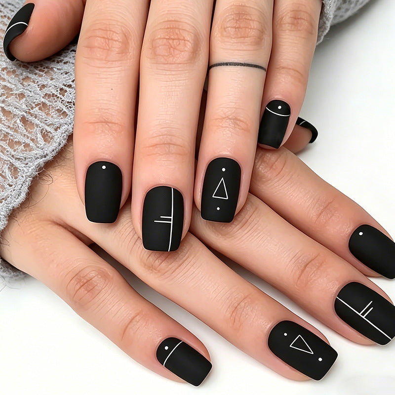 Künstlerisches geometrisches Nageldesign Karnz