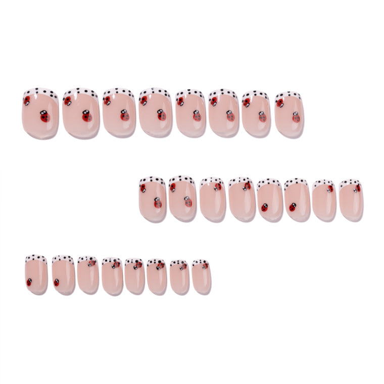 Kunstvolle Nagelkunst mit Marienkäfer-Motiven Karnz
