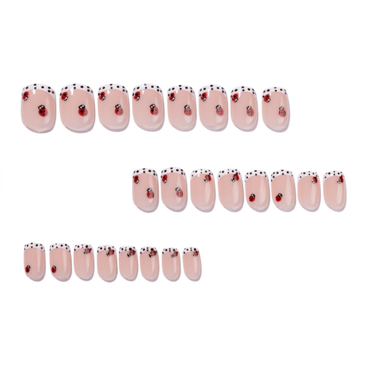 Kunstvolle Nagelkunst mit Marienkäfer-Motiven Karnz