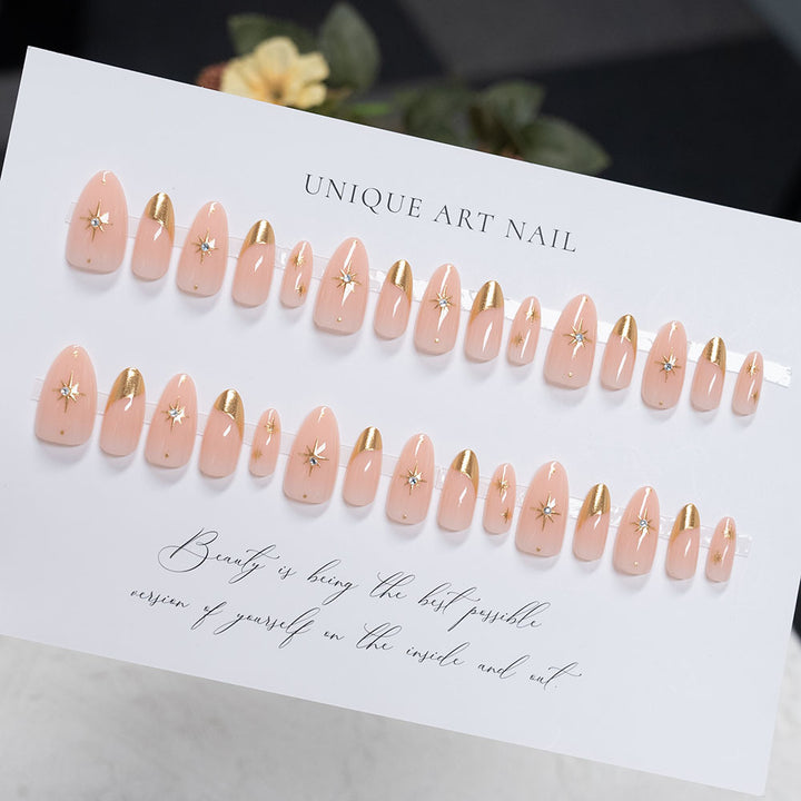 Elegante von Sternen akzentuierte Press-On Nagelkunst