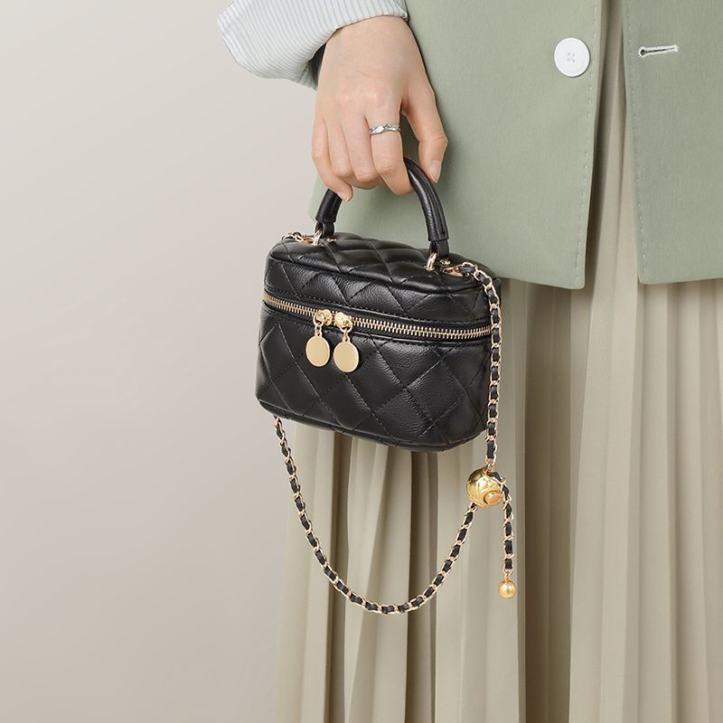 Gepolsterte Mini Kettenhandtasche Karnz