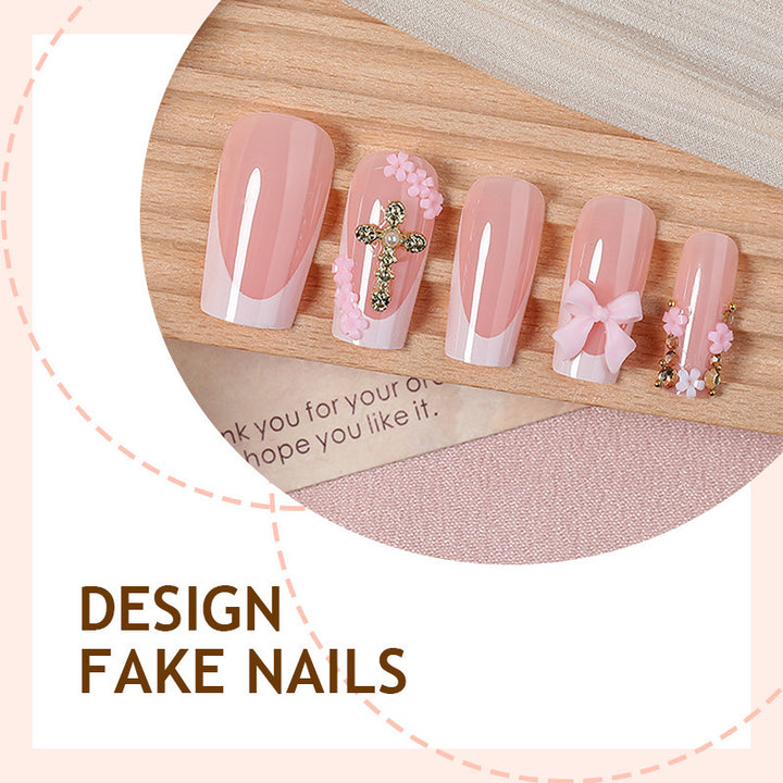 Kunstnagelset mit glamourösen Blüten- und Perlenverzierungen Karnz