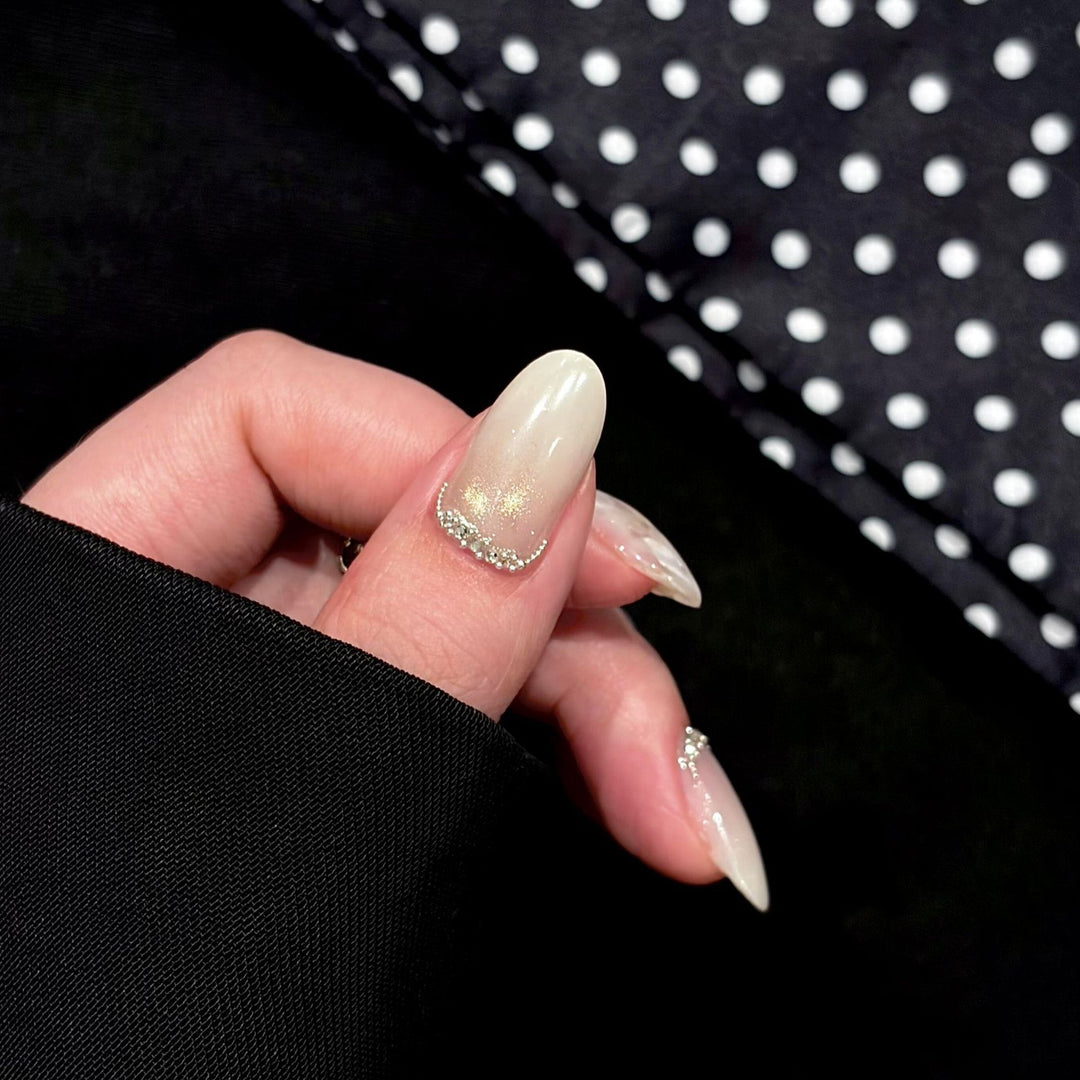 Kunstnägel mit Schimmernden Akzenten und Eleganten Applikationen Karnz