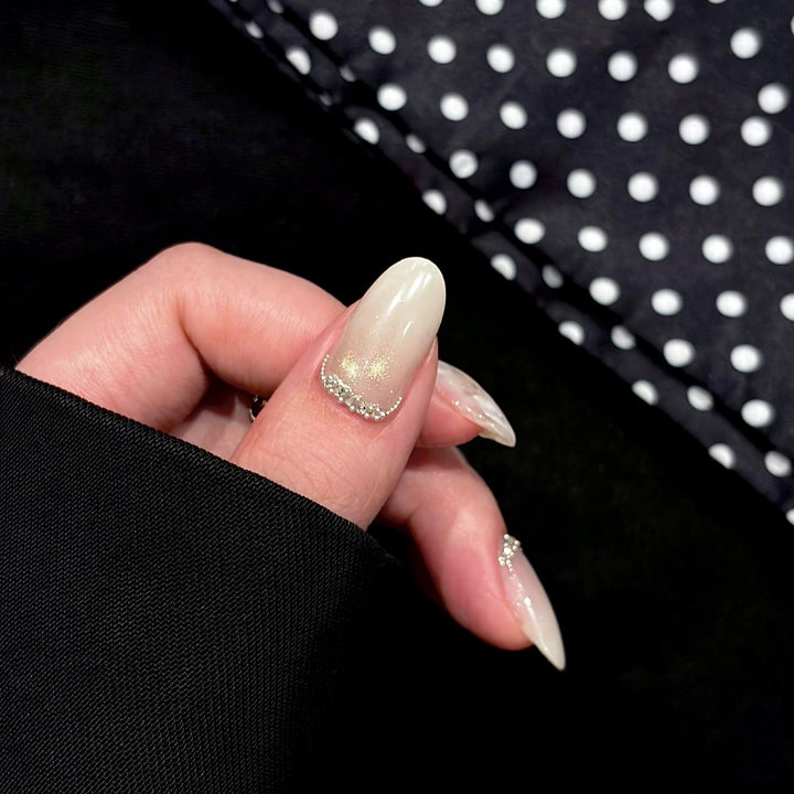 Kunstnägel mit Schimmernden Akzenten und Eleganten Applikationen Karnz