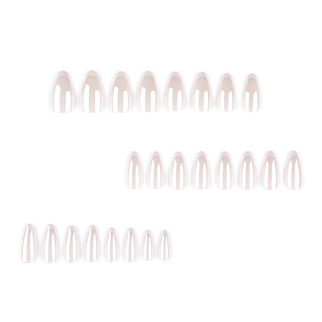 Kunstvolle Stiletto-Nägel mit Eleganten French-Tip Verzierungen Karnz