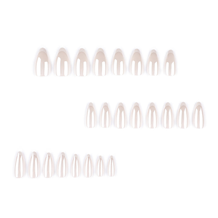 Kunstvolle Stiletto-Nägel mit Eleganten French-Tip Verzierungen Karnz